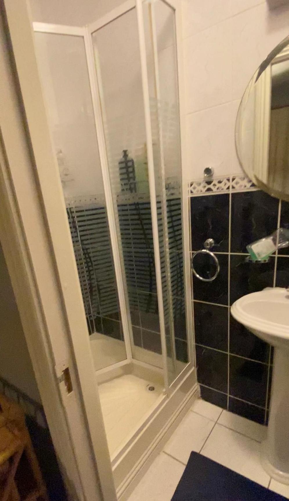 Dorm Room 5-6 People Shared Bathroom Outside Room Dublin Bagian luar foto
